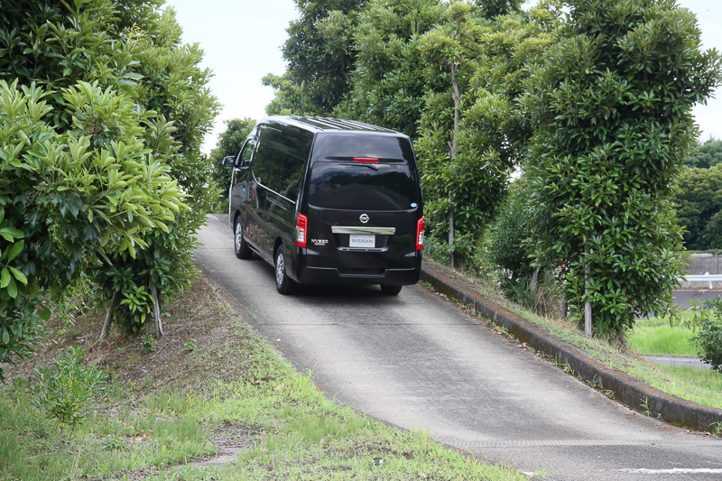 「ヒルスタートシステム」の体験風景。ドライバーがブレーキペダルから足を離してハイマウントストップランプが消えても、ブレーキが3秒間保持されるのでクルマは同じ場所をキープしている