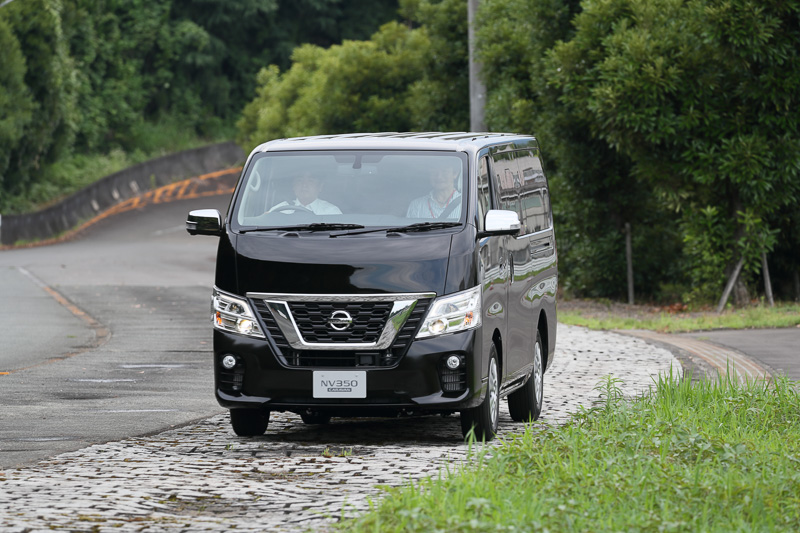 激しく音をたてて車体が上下に揺れることを助手席で体感したが、NV350 キャラバンは問題なく走行を続けていく