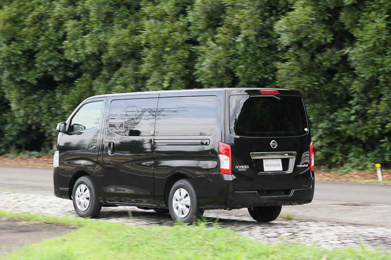 激しく音をたてて車体が上下に揺れることを助手席で体感したが、NV350 キャラバンは問題なく走行を続けていく