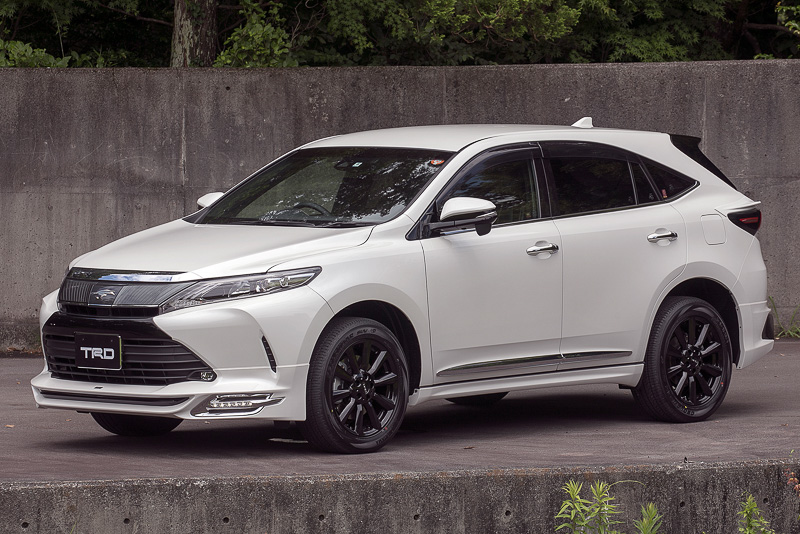 「フロントスポイラーVer.1」を含む「エアロパーツセット」（塗装済み税別19万8000円、素地税別18万9000円）を装着。ボディカラーはホワイトパールクリスタルシャイン