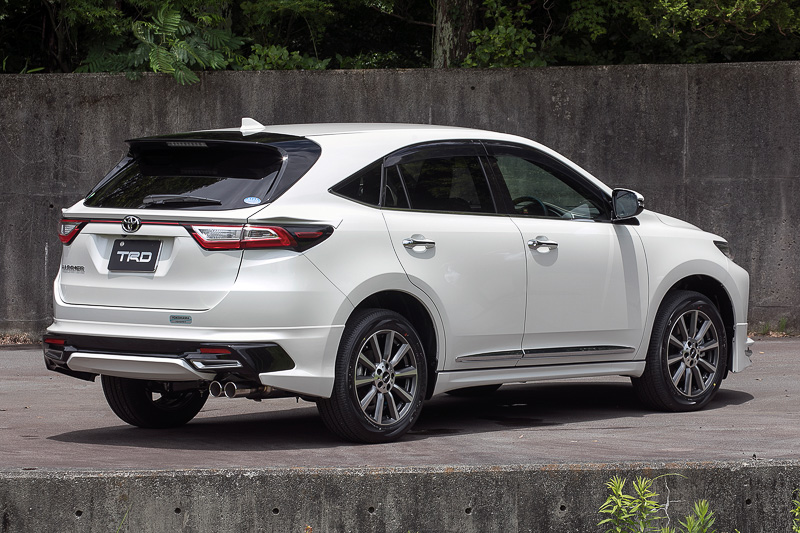 「フロントスポイラーVer.1」を含む「エアロパーツセット」（塗装済み税別19万8000円、素地税別18万9000円）を装着。ボディカラーはホワイトパールクリスタルシャイン