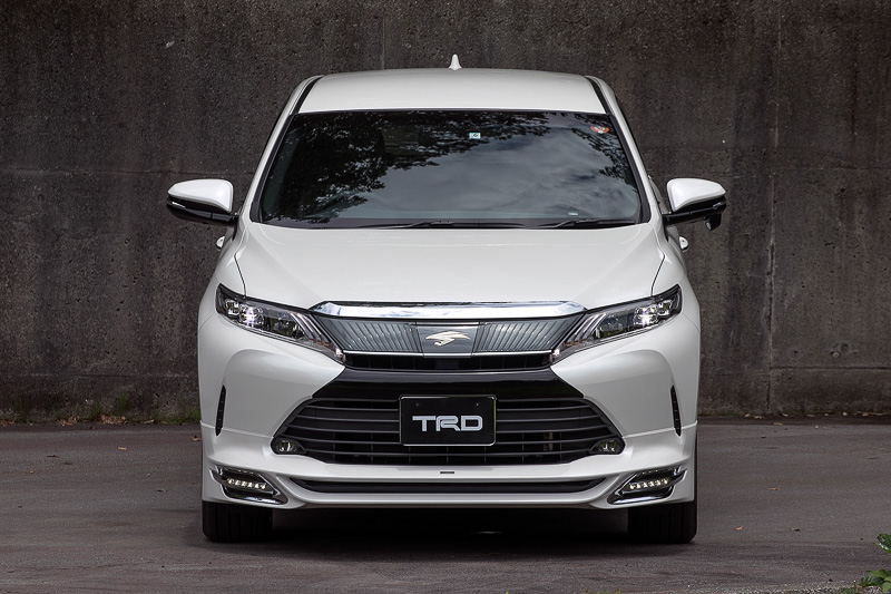 「フロントスポイラーVer.1」を含む「エアロパーツセット」（塗装済み税別19万8000円、素地税別18万9000円）を装着。ボディカラーはホワイトパールクリスタルシャイン