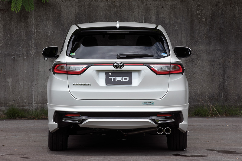 「フロントスポイラーVer.1」を含む「エアロパーツセット」（塗装済み税別19万8000円、素地税別18万9000円）を装着。ボディカラーはホワイトパールクリスタルシャイン