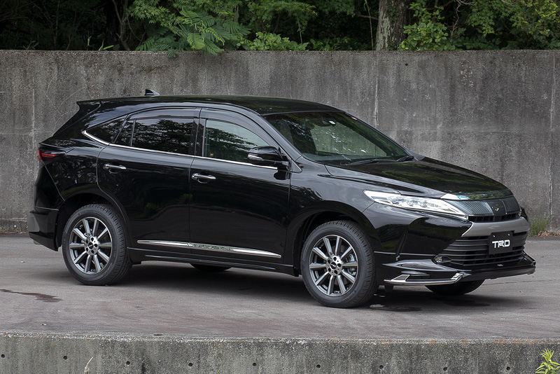 こちらはシンプルなデザインの「フロントスポイラーVer.2」を装着。フロントスポイラー以外の装備はホワイトのハリアーと同一。ボディカラーはブラック