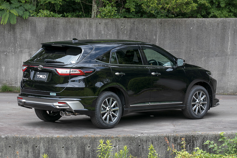 こちらはシンプルなデザインの「フロントスポイラーVer.2」を装着。フロントスポイラー以外の装備はホワイトのハリアーと同一。ボディカラーはブラック