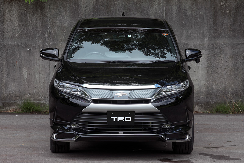 こちらはシンプルなデザインの「フロントスポイラーVer.2」を装着。フロントスポイラー以外の装備はホワイトのハリアーと同一。ボディカラーはブラック