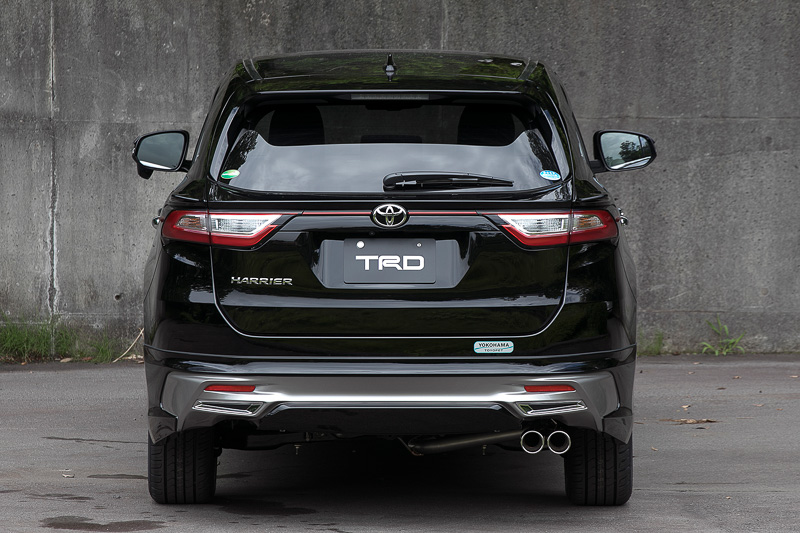 こちらはシンプルなデザインの「フロントスポイラーVer.2」を装着。フロントスポイラー以外の装備はホワイトのハリアーと同一。ボディカラーはブラック