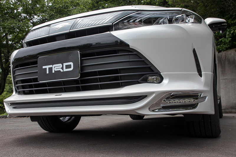 フロントスポイラーVer.1。フロントのダウンフォースを効かせる方向でデザインされた