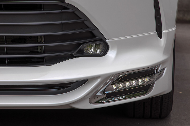 カナード形状のフロントスポイラー両サイドにLED灯を組み込んでいる