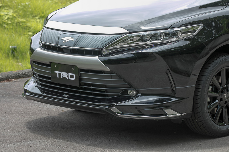 フロントスポイラーVer.2。Ver.1に比べるとシャープな造形。ボディカラーが黒いので分かりにくいが、塗装済みの製品ではスポイラー中央部を黒に塗り分けることで、グリルの開口部が大きくなったように見せる効果もある