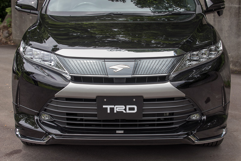 フロントスポイラーVer.2。Ver.1に比べるとシャープな造形。ボディカラーが黒いので分かりにくいが、塗装済みの製品ではスポイラー中央部を黒に塗り分けることで、グリルの開口部が大きくなったように見せる効果もある