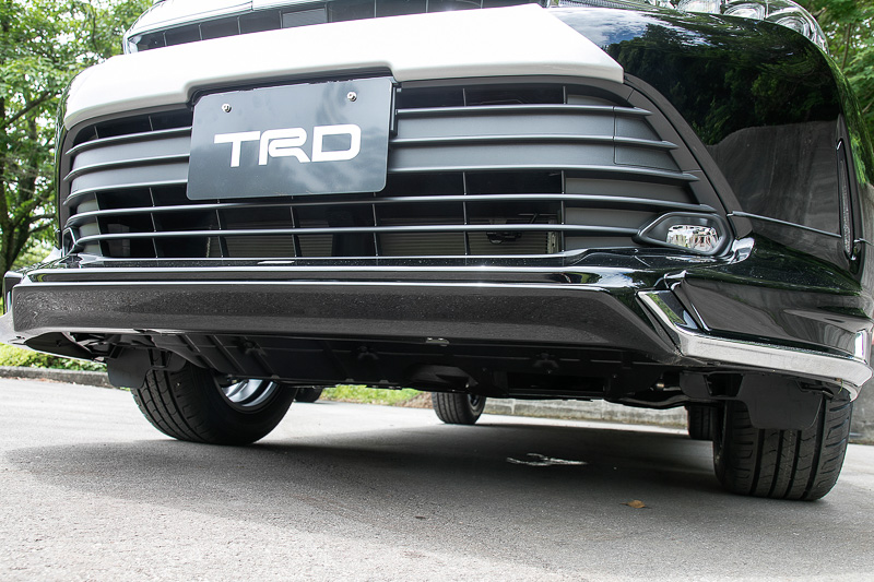 フロントスポイラーVer.2。Ver.1に比べるとシャープな造形。ボディカラーが黒いので分かりにくいが、塗装済みの製品ではスポイラー中央部を黒に塗り分けることで、グリルの開口部が大きくなったように見せる効果もある