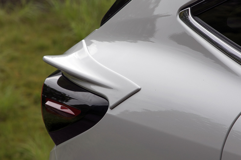 「クォーターパネルスポイラー」は小振りなパーツだが効果は大きい。サスペンション交換をせずにハンドリングをよくしたい人は、フロントスポイラーVer.1と組み合わせたい。Ver.2はクォーターパネルスポイラーを付けないボディでマッチングがいい設定になっている