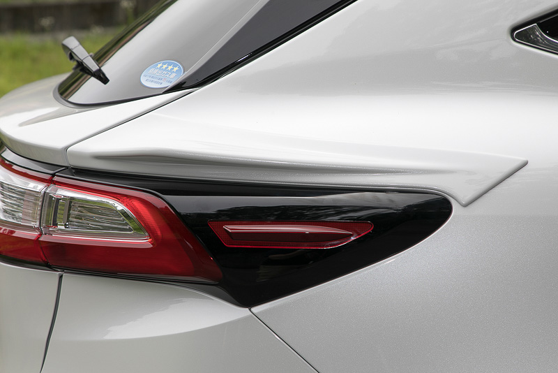 「クォーターパネルスポイラー」は小振りなパーツだが効果は大きい。サスペンション交換をせずにハンドリングをよくしたい人は、フロントスポイラーVer.1と組み合わせたい。Ver.2はクォーターパネルスポイラーを付けないボディでマッチングがいい設定になっている