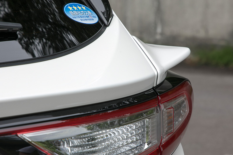 「クォーターパネルスポイラー」は小振りなパーツだが効果は大きい。サスペンション交換をせずにハンドリングをよくしたい人は、フロントスポイラーVer.1と組み合わせたい。Ver.2はクォーターパネルスポイラーを付けないボディでマッチングがいい設定になっている