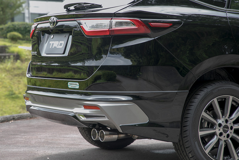 「リアバンパースポイラー」はボディカラーに合わせたスポイラー中央部の塗り分けが特徴