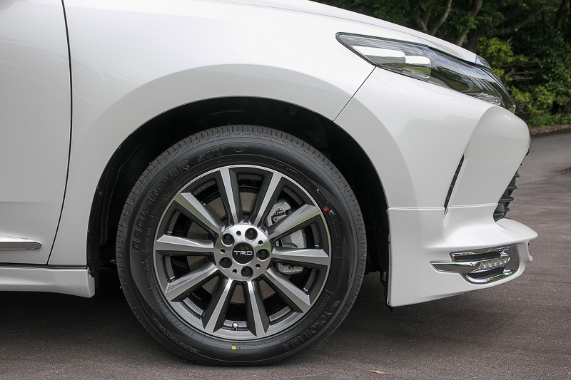 シルバーとブラックの18インチアルミホイール「TF6」＆ナットセット。純正装着タイヤがそのまま使えるサイズ設定だ