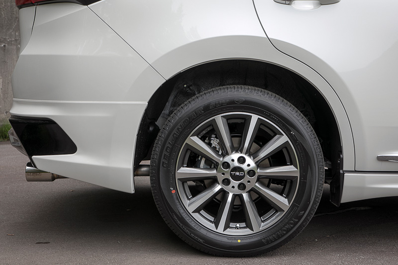 シルバーとブラックの18インチアルミホイール「TF6」＆ナットセット。純正装着タイヤがそのまま使えるサイズ設定だ