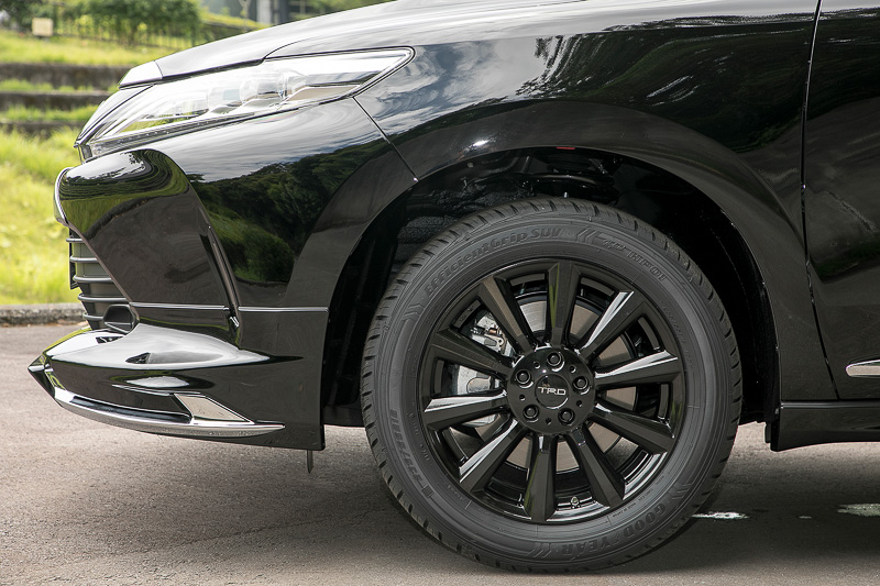 シルバーとブラックの18インチアルミホイール「TF6」＆ナットセット。純正装着タイヤがそのまま使えるサイズ設定だ