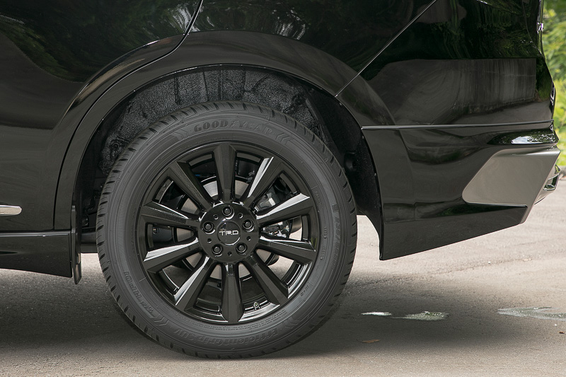 シルバーとブラックの18インチアルミホイール「TF6」＆ナットセット。純正装着タイヤがそのまま使えるサイズ設定だ