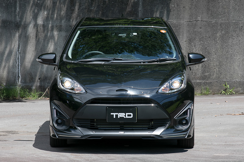 TRDアクアの正面、および真後ろ。ともにスポーティな印象になっているが、特にフロントはイメージが大きく変わっている