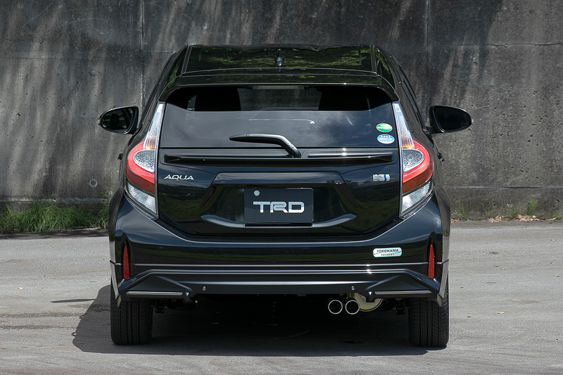 TRDアクアの正面、および真後ろ。ともにスポーティな印象になっているが、特にフロントはイメージが大きく変わっている