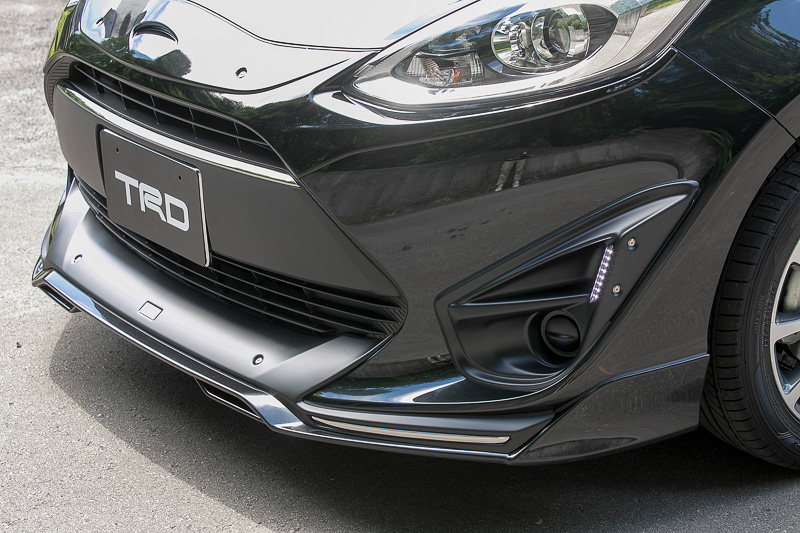 低燃費が売りのアクアだけに、カスタマイズといってもその方向は崩せない。そこでTRDの「フロントスポイラー」は風で押さえつける方向ではなく、アンダーボディにきれいに風を流すことで空力性能を高め、燃費を落とさないようにしている