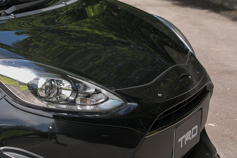 トヨタエンブレムが付く部分もカバーするので、エンブレムレスのスタイルになる