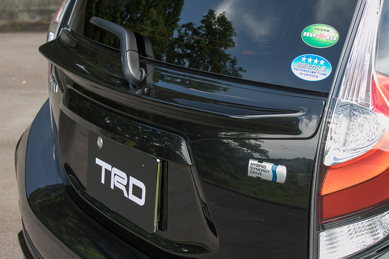 リアウィンドウ下には「テールゲートスポイラー」（塗装済み税別2万円、素地税別1万8000円）が付く