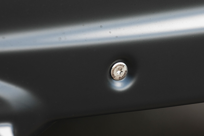 前後のスポイラーはボルト留めをイメージしたデザインを取り入れている。小さいパーツだがしっかりとTRDのロゴが印刷されている