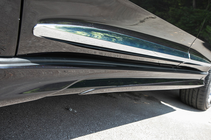 サイドスカートは面に凹凸を設けていて、凸の部分は黒で塗り分けている。こうすることでサイドスカートを付けても横から見た際に余分な厚みを感じないようにしている