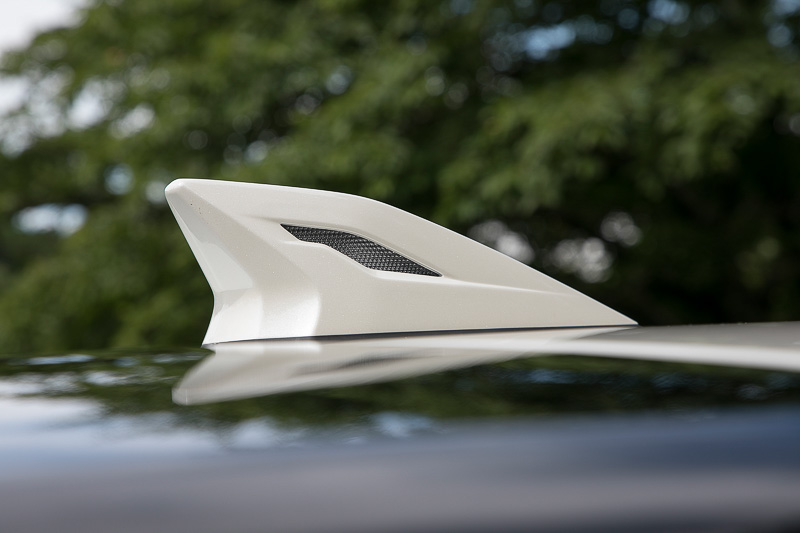 クリアランスランプと連動してフィン内のLEDが点灯する「LEDトップノットアンテナ」。価格は塗装済みが2万7000円。素地が2万5920円