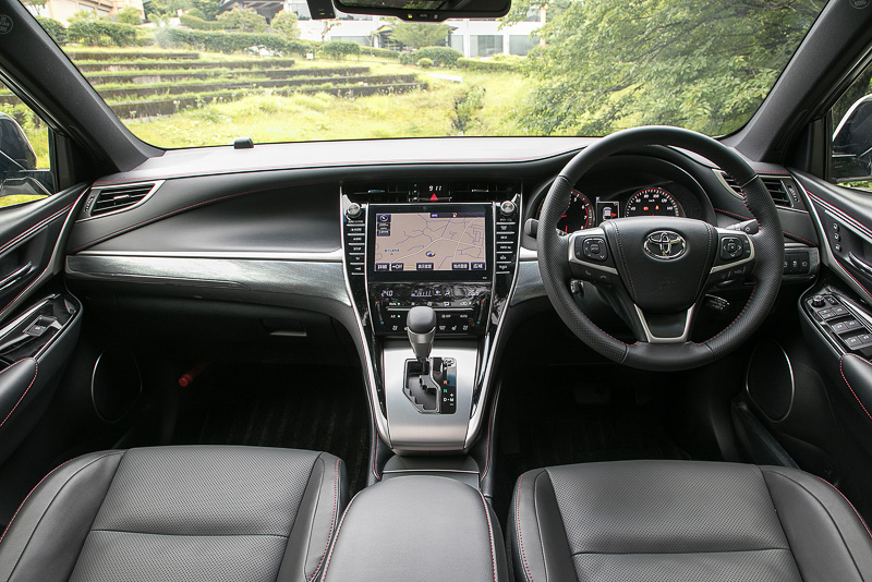 リアルな木目調の凹凸と光の当たり具合で煌めきが変化する金属感の2つの質感を融合させた表面素材を使う「インテリアパネルセット」。派手になることはなく上質な雰囲気を作る。価格は4万2120円