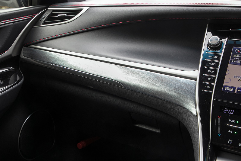 リアルな木目調の凹凸と光の当たり具合で煌めきが変化する金属感の2つの質感を融合させた表面素材を使う「インテリアパネルセット」。派手になることはなく上質な雰囲気を作る。価格は4万2120円