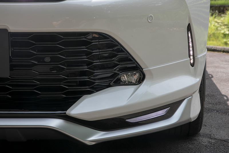 LEDを埋め込む際はLEDユニット分の厚みをデザインの中できれいに処理することと、パーツの合わせ目にゴミなどが溜まらないような作りにするなど、難しいところが多いという