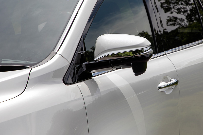 フロントグリルガーニッシュ、ミラーガーニッシュ、バックドアガーニッシュの3点は単体での販売もあるが、クールシャインキットというセット販売もある