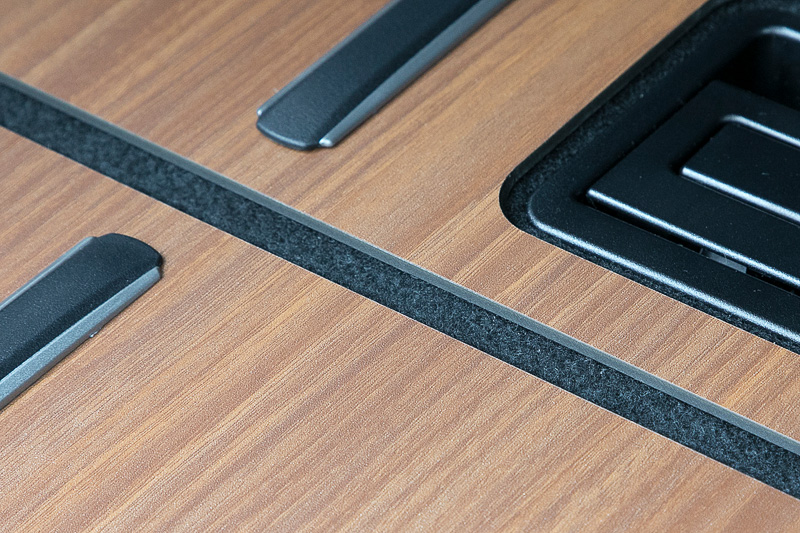 ラゲージウッドデッキは古長さんのアイデアで生まれた製品。角の部分は手や物が引っかかったりしないよう加工されている。DIYでも作れそうな印象もあるが、木は温度変化で変形や反りが出るのでお勧めはできない