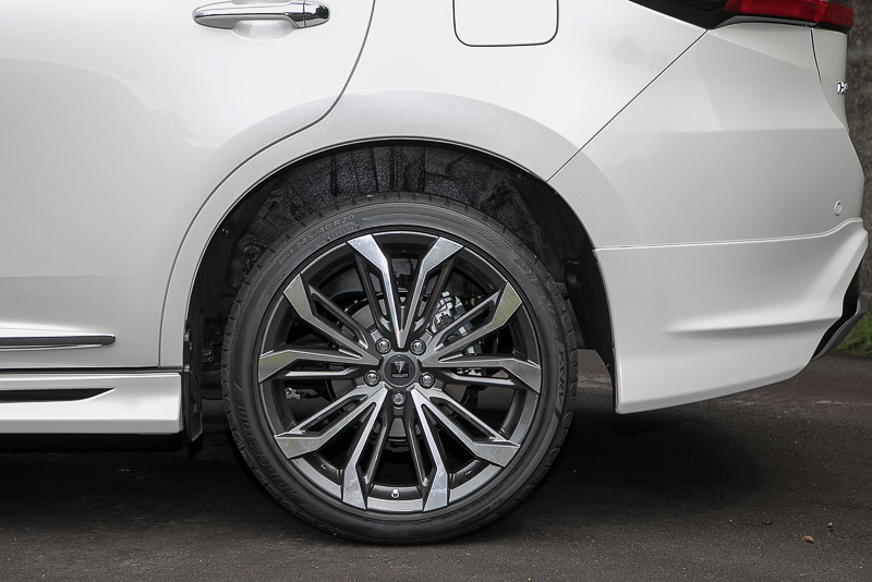 アルミホイールは20インチを新規で設定。これについては「ハリアー専用というわけではないですが、ハリアーの新製品と合わせて発売したのでクロスオーバーイメージのデザインを心がけています。ホイールデザインはやはり大径であることを主張したものにしていますが、その分ノーマルのボディと合わせるとホイールが目立ちすぎる感もあるので、モデリスタのVer.1、2のエアロと組み合わせてバランスを取ってほしいです」ということだ