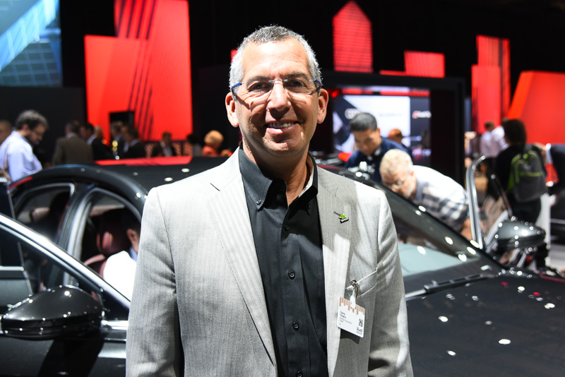 新型アウディ A8の前に立つNVIDIA オートモーティブ部門 シニアダイレクター ダニー・シャピーロ氏