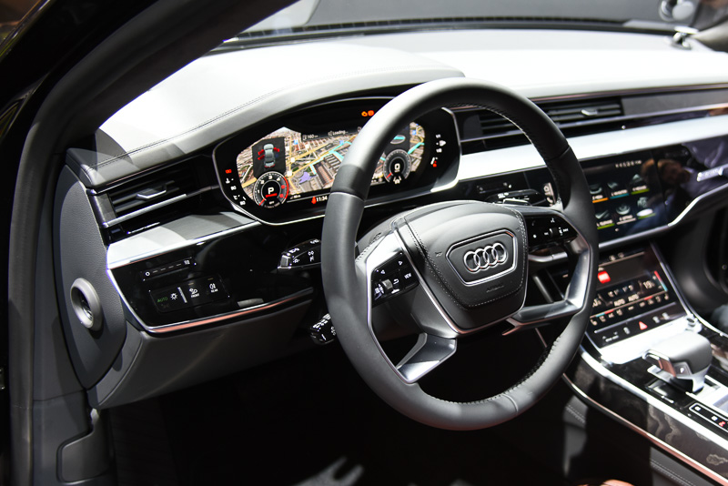 数多くのディスプレイを備える新型アウディ A8。未来のクルマを一足早く具現化している