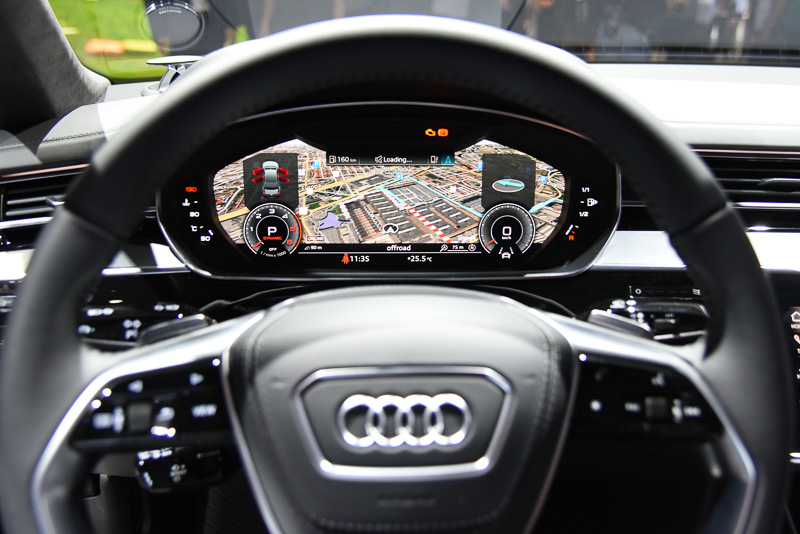 数多くのディスプレイを備える新型アウディ A8。未来のクルマを一足早く具現化している