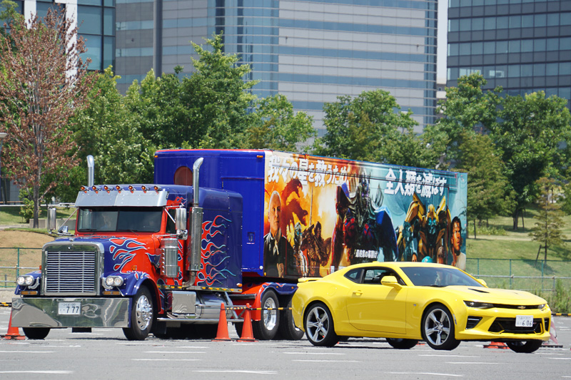 オプティマス・プライムのトラック＆トレーラーとバンブルビーのシボレー カマロが登場