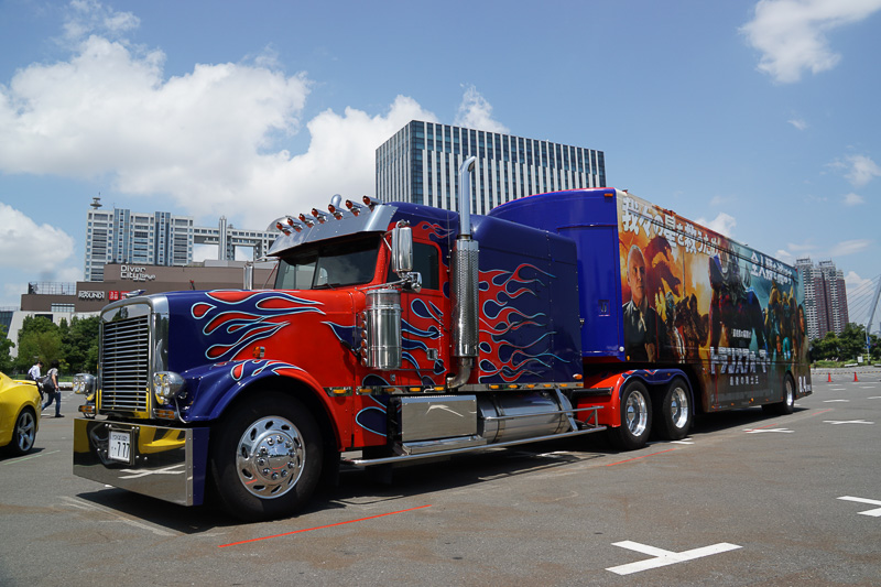 特別ラッピングを施したトレーラー＆トラック