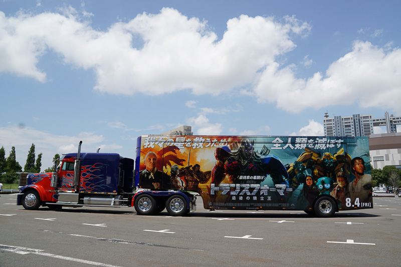 特別ラッピングを施したトレーラー＆トラック