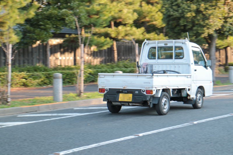 荷台に自転車を横倒しに積んで快走するサンバー。自転車ごと迎えに行くなんて芸当も簡単だ