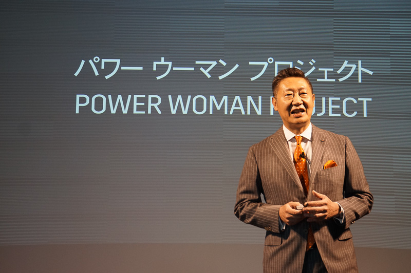 「キャデラック パワーウーマン プロジェクト」を紹介する若松氏