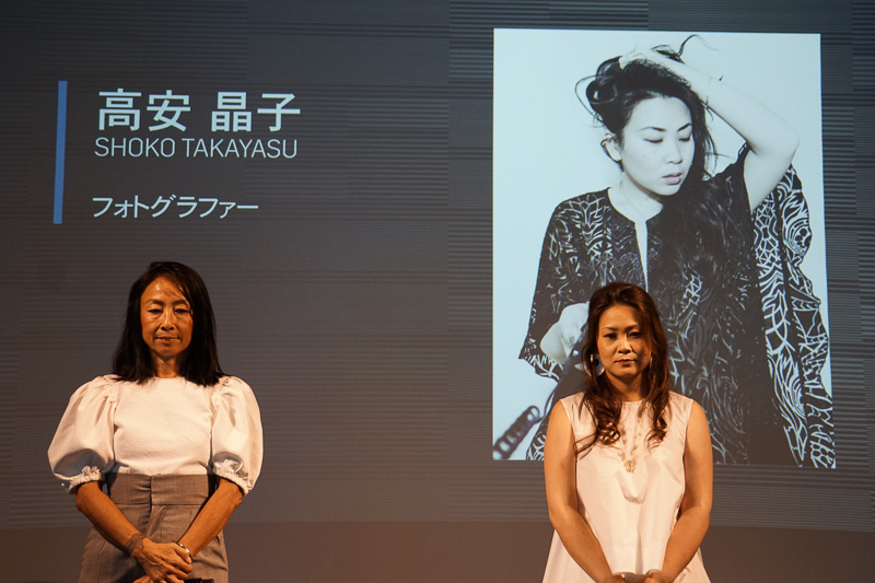 会場では「キャデラック パワーウーマン プロジェクト」アンバサダーとなるヨガインストラクターの吉川めい氏、シェフのジャニス・ウォン氏、フォトグラファーの高安晶子氏、スタイリストの亘つぐみ氏が紹介され、亘氏（左）高安氏（右）が登場した