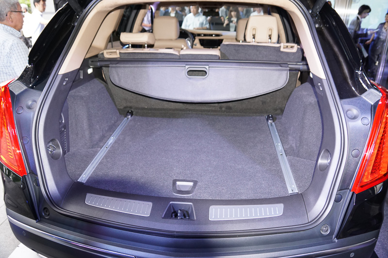 乗車定員5名とする2列シートを採用