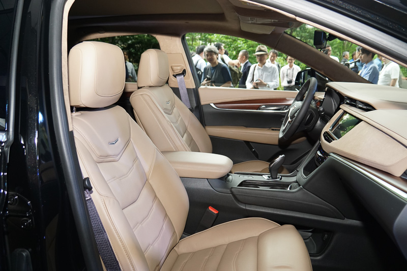 乗車定員5名とする2列シートを採用