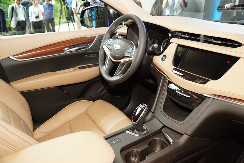 乗車定員5名とする2列シートを採用